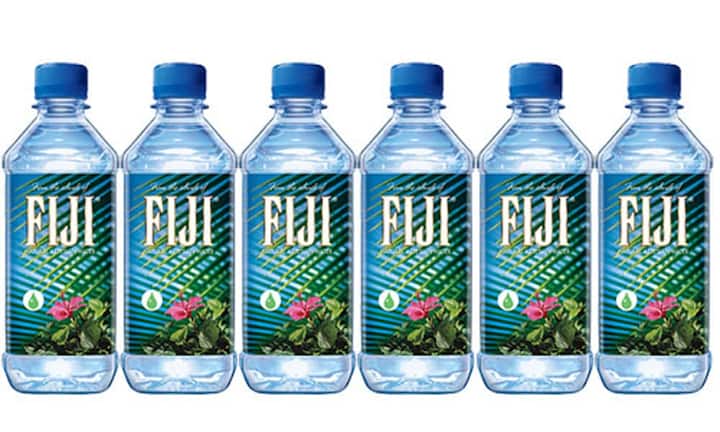 Zwei bis drei Liter Wasser täglich fördern nicht nur die Konzentration und das Wohlbefinden, sie beugen auch der Hautalterung vor.