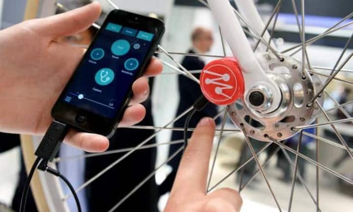 Die sogenannten «Mogees» verwandeln jede Oberfläche in ein Musikinstrument. Dazu erfasst der Vibrationssensor die akustischen Eigenschaften des Objekts und lässt sie per App in ein Tonspektrum umwandeln.