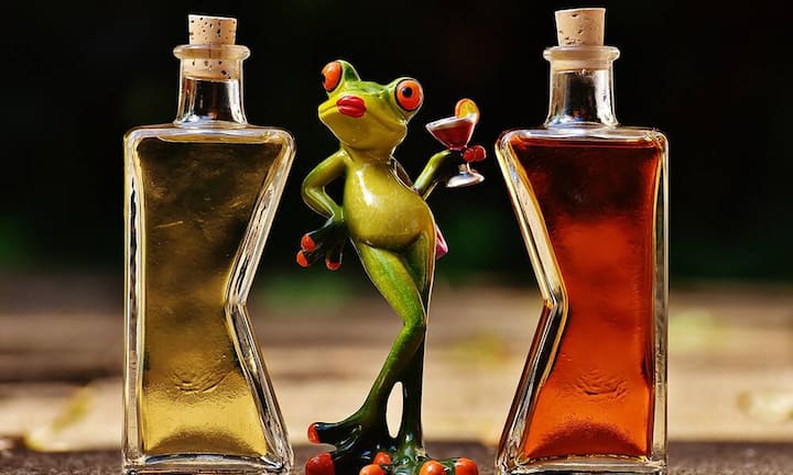 Whisky ist nicht schlecht für die FigurAlkohol enthält viele Kalorien. Dennoch: Wer wenig bis mittelmässig viel Alkohol trinkt, hat höhere Chancen, schlank zu bleiben als jene, die keinen Alkohol trinken. Das geht aus einer Harvard-Studie hervor. John Watson betreibt einen Blog für Radfahrer. Er verlor 22 Kilogramm, weil er unter anderem aufhörte Bier zu trinken und sich stattdessen Whisky ohne Mixgetränke gönnte. Ein Glas Whisky hat 100 Kalorien, eine Flasche Bier bis zu 200.