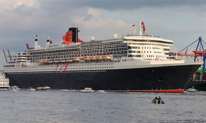 Platz 2: Die «Queen Mary 2» ist ist das Flaggschiff der britischen Reederei Cunard Line und. Sie sticht seit 2004 auf See und es können 2620 Personen mitreisen.