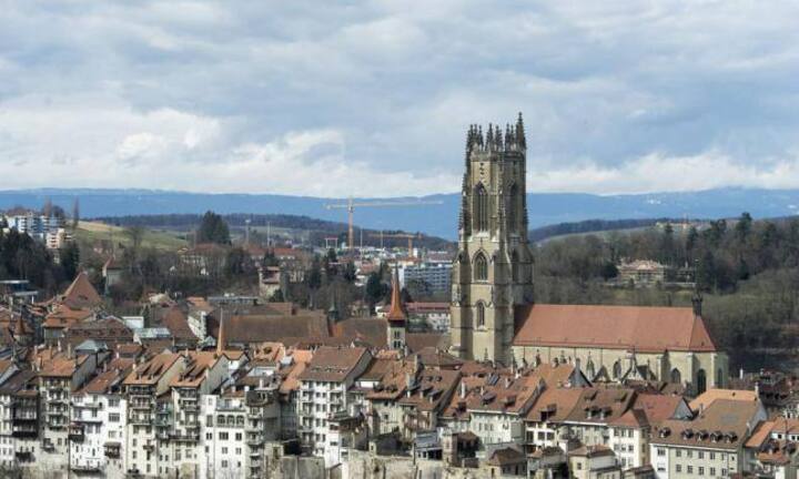 Mit nur rund drei Vierteln für einen Erwerber einer Liegenschaft im Gegensatz zu einem Mieter sind Fribourg (FR), Amriswil (TG) und Oftringen (AG) besonders attraktiv für Käufer.