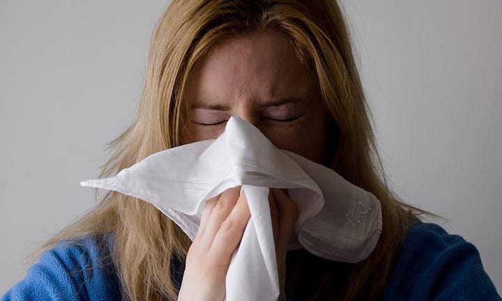 Wer vor oder in den Ferien krank wird, darf die verlorene Ferienzeit nachholen. Wenn allerdings ein Mitarbeiter für mehr als einen Monat ausfällt, darf der Arbeitgeber den Anspruch um ein Zwölftel kürzen, schreibt die Weka.