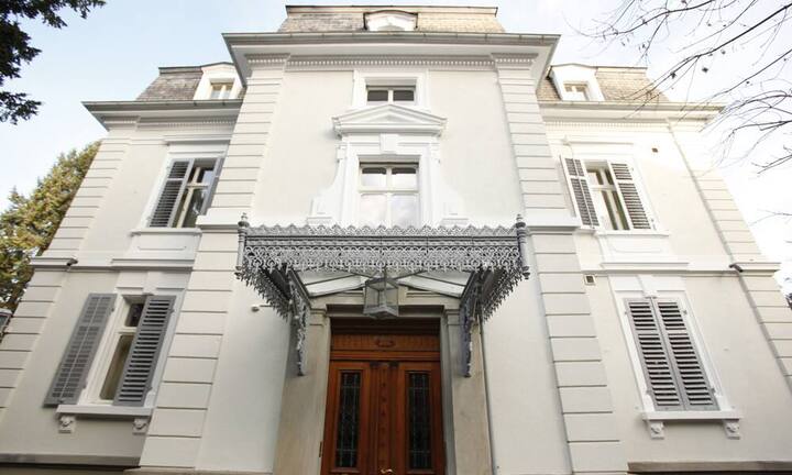 Das Grundstück bietet Ihnen mit 1995 m² genügend Freiraum zur Erholung. Die Hausfassade ist am Tag ...