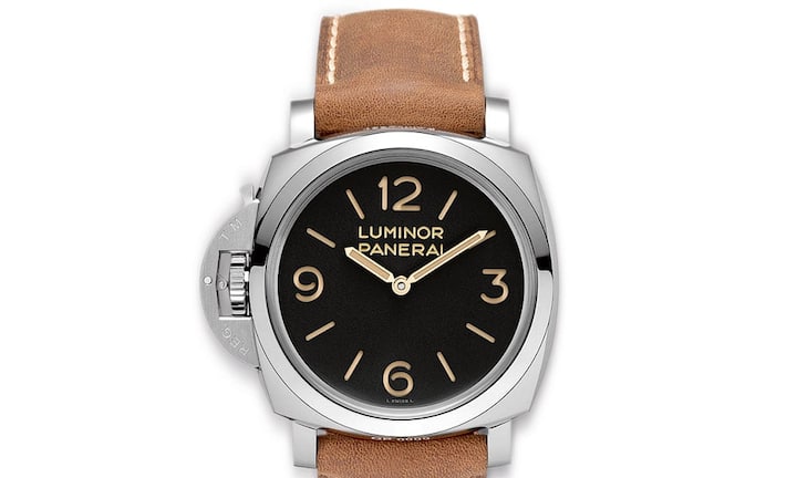3 Tage Gangreserve hat die neue Luminor 1950 Left-Handed 3 Days von Panerai. Zwei Federhäuser im eigenen feinen Werk mit der Nummer P.3000 machen diesen Wert erst möglich. Die Uhr ist, Stammbaum oblige, bis 100 Meter Tiefe wasserdicht. Und was besonders selten ist: Die Aufzugskrone dieser Linkshänderuhr liegt, logischerweise, links.