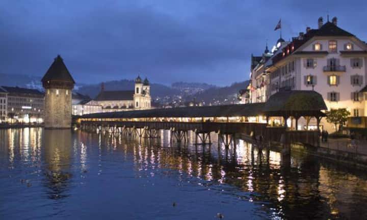 Für den Glücksindex 2015 hat die Zurich Suchanfragen von Google untersucht. Zusätzlich wurden auch offizielle Statistiken zur Kriminalität, Arbeitslosigkeit und Lebenserwartung berücksichtigt.
Gewonnen wurde das Ranking von Luzern. Die Luzerner fallen zwar nicht etwa durch überschäumende Lebensfreude auf. Dafür haben sie auch nur wenig Sorgen und Ängste.