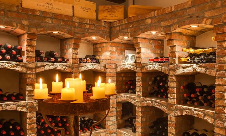 Für den guten Tropfen: Der Weinkeller ist ein echter Hingucker.