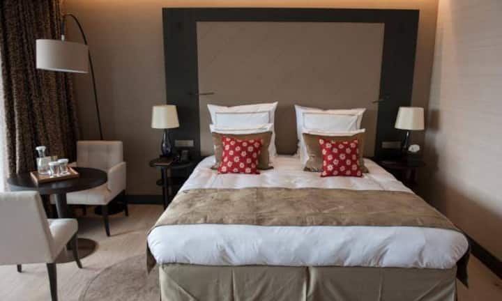 Plätze 9 und 10: Genauso wie Decken und Kissen, die häufig einfach mit nach Hause genommen werden.