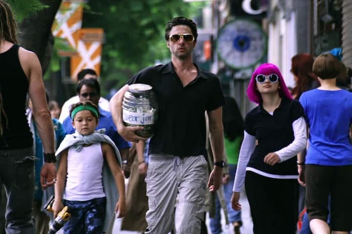 Dem breiten Publikum bekannt ist Zach Braff aus der Comedy-Serie «Scrubs». Der in Zürich von ihm persönlich präsentierte Film «Wish I Was Here» ist seine zweite Arbeit als Regisseur. Der Film knüpft thematisch an das Erstlingswerk «Garden State» an. Vorführungen: Fr., 26.09. / 18.30 Uhr, Corso 1 und Mo., 29.09., Arena 5.