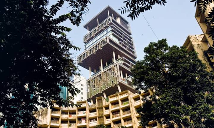 27 Stockwerke. Der Inder Mukesh Ambani lebt mit bis zu 168 Autos, Personal und Familie im Privathochhaus.