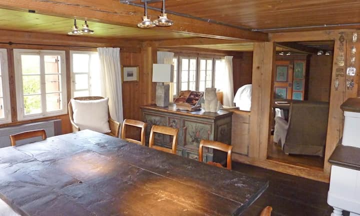 ... der Kachelofen für Wärme auch an kalten Wintertagen. Die hölzerne Wände und Decken ziehen sich durch...