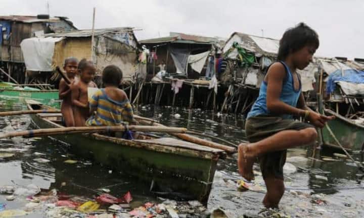 Auch die Philippinen sind arm. Zugleich ist der Archipel extremen Gefahren ausgesetzt. Wirbelstürme, Vulkane, Erdbeben und Klimaerwärmung treffen das Land stark. Dafür gibt es den 3. Rang der gefährdetsten Staaten.