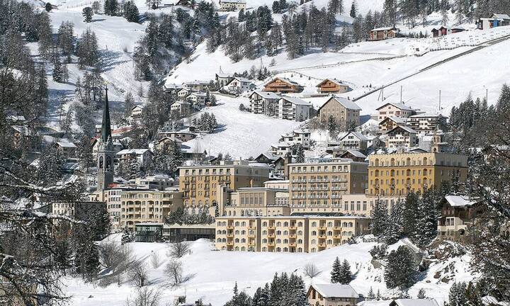 Kulm Hotel St. Moritz In den Wintermonaten gibt sich hier der internationale Jet-Set die Klinke in die Hand. Wer hier herkommt, will sehen und gesehen werden. Das beliebte Kulm Hotel bietet aber noch viel mehr - man kann sich dem Trouble auch wunderbar entziehen und sich mit den Beauty-Treatments und Signature-Massagen vom Profi verwöhnen lassen oder die Ski anschnallen und die Pisten erkunden.
