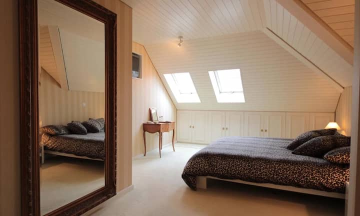 Das grösste Schlafzimmer besitzt ein Bad en suite.