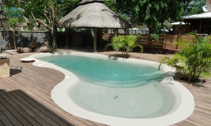 Das Unternehmen Brandt Gartenbau und Natursteine stellt an der Giardina 2015 ein neues Poolsystem vor: Biodesign-Pools mit strandähnlichen Flachwasserbereichen verbinden natürliches Design mit neuartigen Natursteinbeschichtungen.