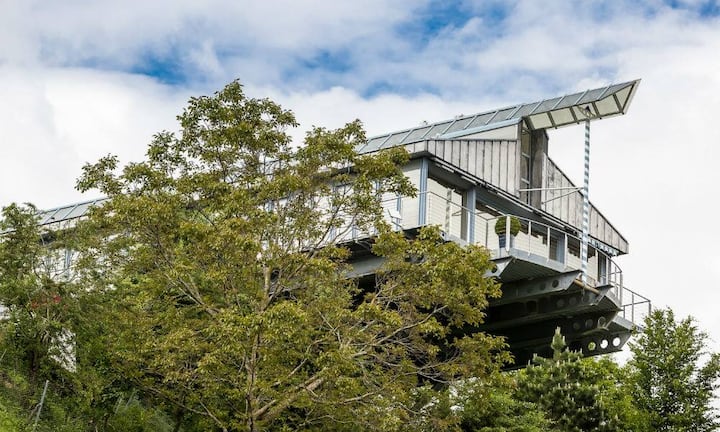 Durch die einmalige Bauart der Liegenschaft ist der Ausblick unverbaubar. Das Panorama ist Ihnen garantiert.