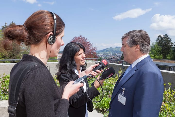 Josef Ackermann, Deutsche Bank beim Interview mit Aline Bassin di Iullo, SR DRS und Susanne Giger, Radio DRS