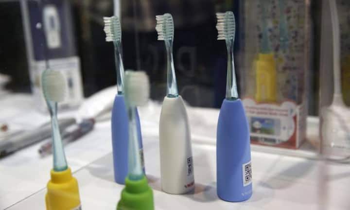 Intelligente Zahnbürste
Nun soll auch die tägliche Körperpflege unterhaltsamer werden. Das Unternehmen «Vigilant Rainbow» verbindet die Zahnbürste mit dem Smartphone, um Zahnputzrekorde zu führen und interaktive Spiele zu spielen.