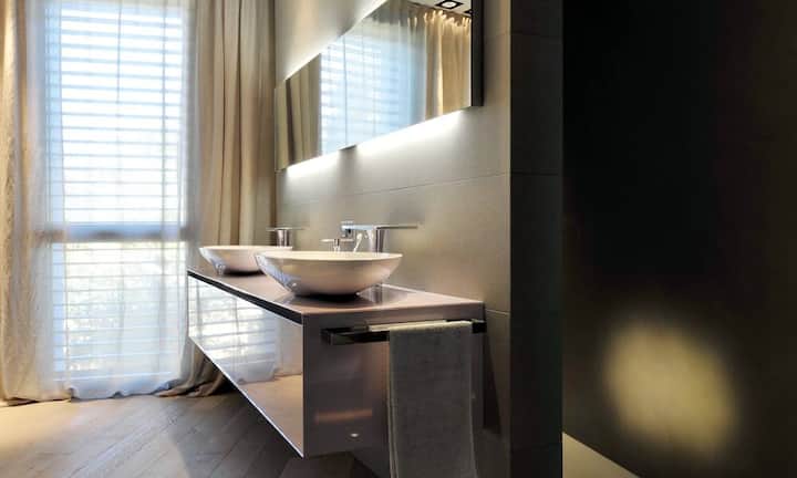 Klassisch: Die eleganten Bäder sind in schwarzen Marmor gekleidet. Die Aufsatzbecken Urna entwarf Carlo Colombo für Antonio Lupi.