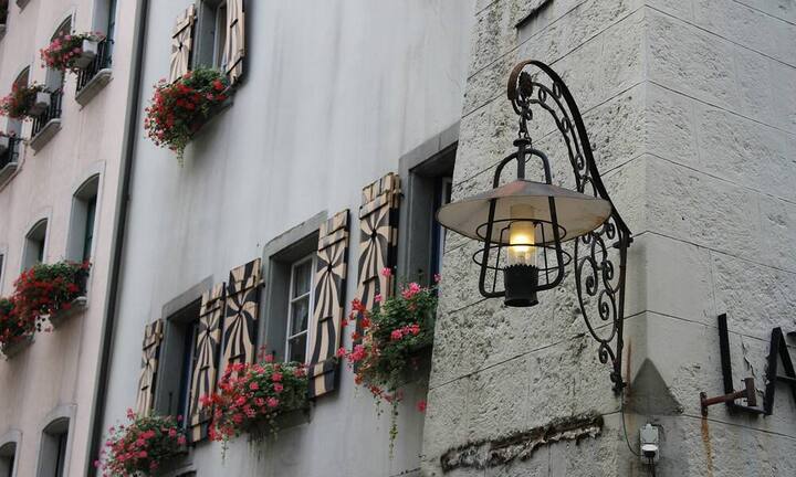 Platz 5: Aarau
Die Einkaufsmöglichkeiten in der Stadt im Kanton Aargau sind sehr attraktiv. Jedoch gibt es Abzüge in puncto Gesundheit und Sicherheit (Rang 99).
Pixabay