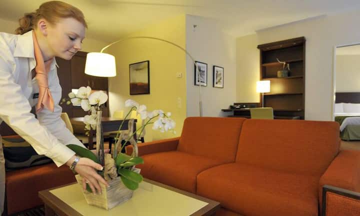 Rang 7: Marriott
Die amerikanische Hotelkette betreibt eine Unterkunft in Zürich.
Keystone