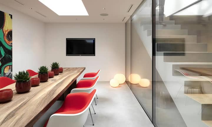 Lichtdurchflutet: Über Oberlichter und den Lichthof gelangt viel Tageslicht 
auch bis zum Wein-Verköstigungsraum im UG.