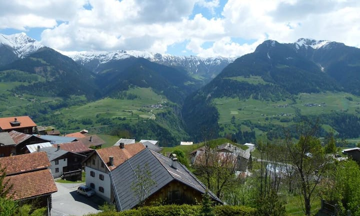 Aus dem Schlössli geniesst man einen traumhaften, fast endlosen, unverbaubaren Blick ins Bergpanorama und das Lugnez. Den Preis erfährt man auf Anfrage.(Quelle/Bilder: 
Engel & Völkers)