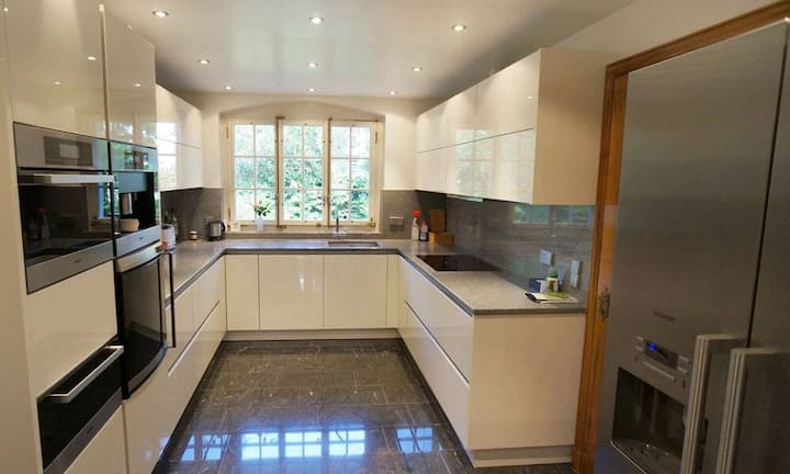 Auch die hochwertige und moderne Küche befindet sich im Erdgeschoss.