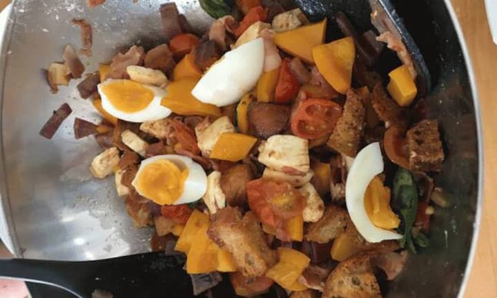 Und so sieht er in echt aus. Kurzer Schreck, weil das Ei fehlt. Zum Glück kann der Nachbar aushelfen. Geschmacklich gut, der Speck bringt endlich die gewünschte Würze. Liegt aber eher schwer und ist sehr brotlastig (...Brotsalat halt). Caroline Freigang