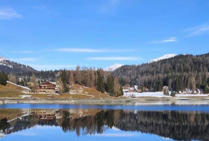 Das historische Gasthaus liegt idyllisch direkt am Davosersee.