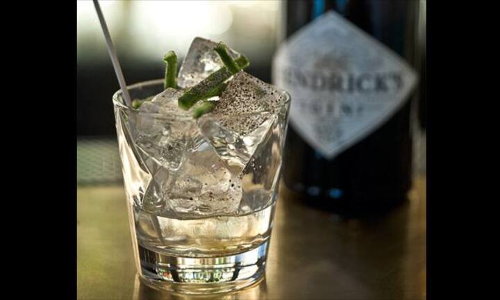 Gin szenig: Dem Hendrick’s wird beim Destillieren Gurke beigefügt. Er schmeckt frisch und sommerlich. Auch im Winter.