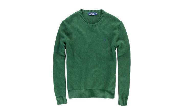 Elegant: Ralph Lauren
Der grüne Strickpullover aus feiner Baumwolle von Ralph Lauren ist leicht tailliert. Rundhalsausschnitt und Ärmel sind mit einem feinen Saum verziert. Die gewohnte markencharakteristische Pony-Stickerei auf der Brust sorgt für den Wiedererkennungswert. Bei Globus in mehreren Farben erhältlich. Preis 119 Franken