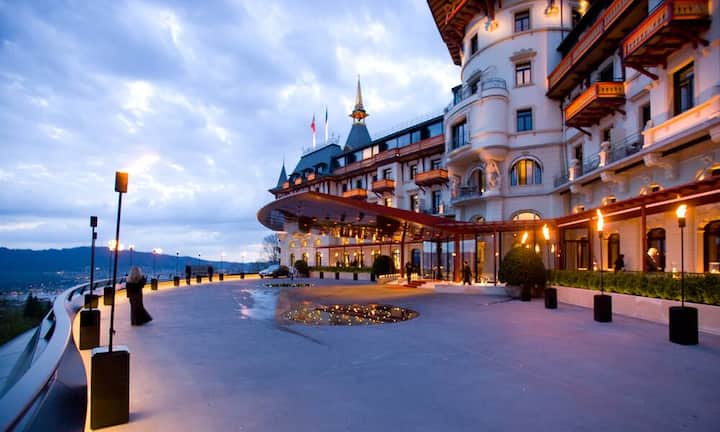 Zürich gilt als einer der grössten Handelsplätze für Kunst überhaupt, und wer hier einkaufen will, muss sich in punkto standesgemässer Logis keine Sorgen machen: Im Hotel Dolder Grand zum Beispiel findet man Weltklassezimmer mit bestem Service und grandioser Aussicht.Bilder: Keystone