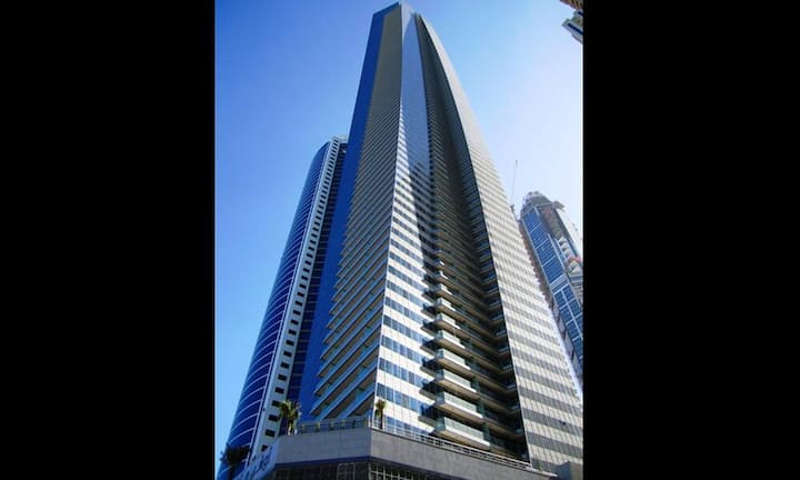 Rang 7 - Ocean Heights, Dubai: Der 310 Meter hohe Wohnturm besitzt 519 Wohnungen auf 82 Stockwerken. Auffallend ist vor allem das aussergewöhnliche Design des Turmes. (Bild: Michael Merola)