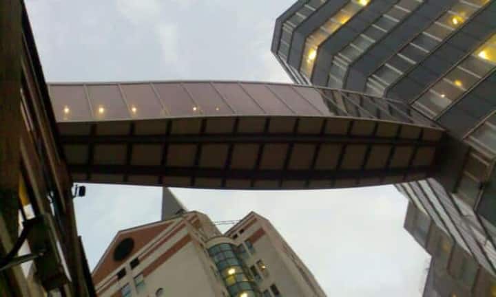 Die Abgänger dieser Unis – mit fünf bis zehn Jahren Erfahrung – verdienen am meisten*:Rang 10: London School of Economics – 85'000 Pfund / 107'000 Franken* Lohn und Bonus