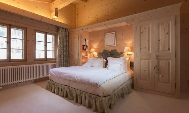 Die Schlafzimmer sind gross und verfügen meist über eine hohe Decke. Für Shopping und Erholung ist Gstaad nur 15 Autominuten entfernt. Der Preis: 15,5 Millionen Franken.