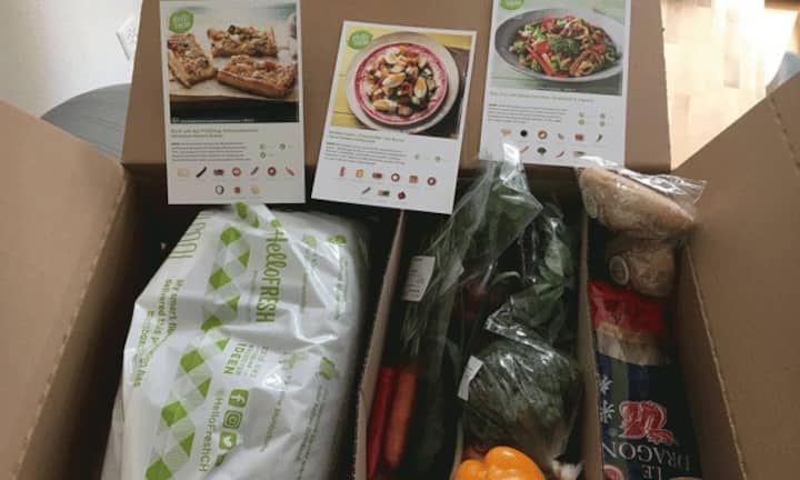HelloFresh: Die Box inklusive Kühlsack, in dem das Fleisch und Milchprodukte geliefert werden, eine Gemüseecke und Beilagen, sowie die geplanten Rezepte für die Woche. Caroline Freigang
