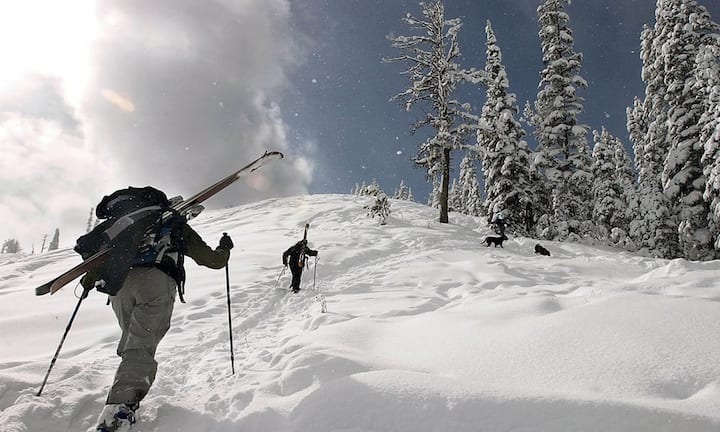 Jackson Hole, Wyoming/USA: Wintersport für echte Cowboys, denn das Skigebiet nahe der Grenze zum US-Bundesstaat Idaho ist bekannt für seine steilen Abfahrten. Das gefällt auch Hollywood-Stars wie Uma Thurman, Matthew McConaughey und Sandra Bullock.