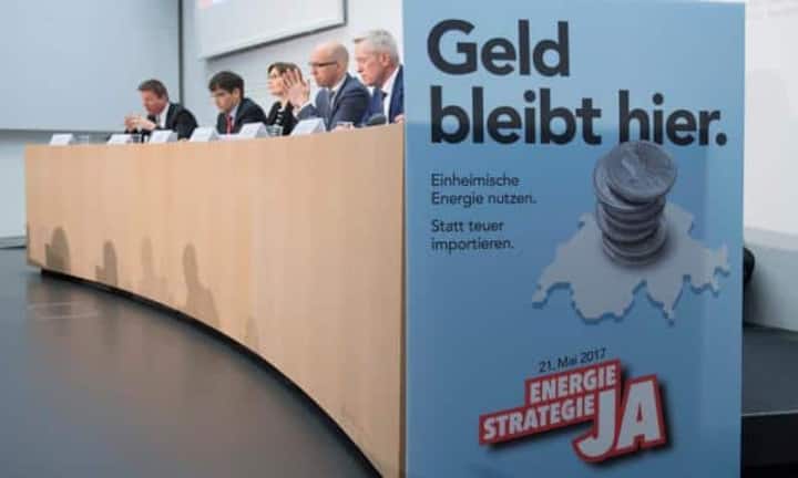 Das Stimmvolk hat dem ersten Massnahmenpaket der Energiestrategie 2050 zugestimmt. Darum geht es:
Konkret geht es ums Energiegesetz - was laut den Befürworter auch das Geld im Land hält. Dieses sieht ...