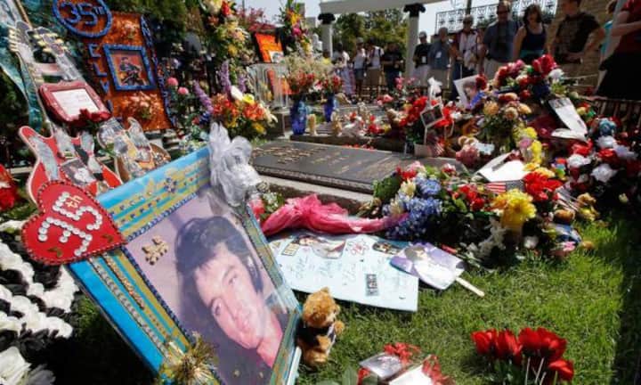 Jedes Jahr reisen Tausende Fans am Todestag nach Graceland und legen Geschenke und Blumen nieder.