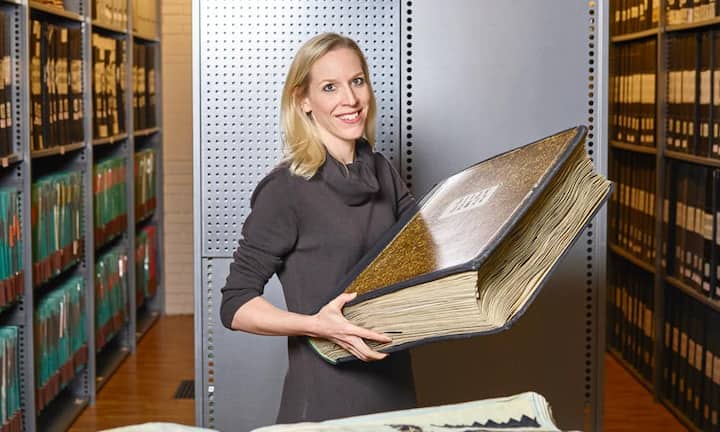 Die Textil-ChefinMit dem Bruder leitet Caroline Forster (35) die Forster Rohner Gruppe und ist Chefin der Firmentochter Inter-Spitzen. Zudem sitzt sie im Vorstand von Economiesuisse. Das Gefühl, nicht ernst genommen zu werden, hatte sie nie. Die Textilbranche ist weiblich geprägt, der Wohlfühlfaktor sei grösser, Machtkämpfe gebe es weniger. In der Geschäftsleitung der Gruppe ist sie die einzige Frau. Der Umgang ist anders, ich muss mich schon fast anders geben, sagt sie.