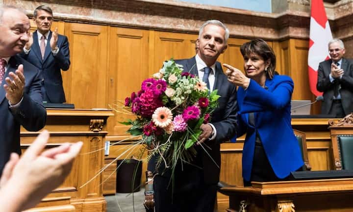 Bundesrat Didier Burkhalter hielt am Morgen seine Abschiedsrede. Abschied sei immer ein bisschen wie sterben, sagte er. Das Parlament verabschiedete ihn mit grossem Applaus.