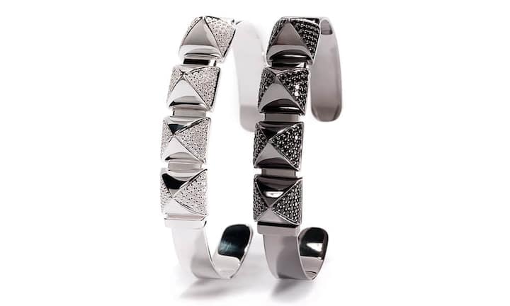 Verrucht: Helmut Newtons Frauenbilder der neunziger Jahre feiern auf dem Laufsteg ein Comeback. Passend zu den avantgardistischen Looks mit viel Leder kreiert das Schmuckhaus Kurz diese Saison Silberschmuck mit Nietendekor: 925er-Silber-Armreife, besetzt mit weissen oder schwarzen Zirkonen. Kurz, Nietenarmreif, je 690 Franken.