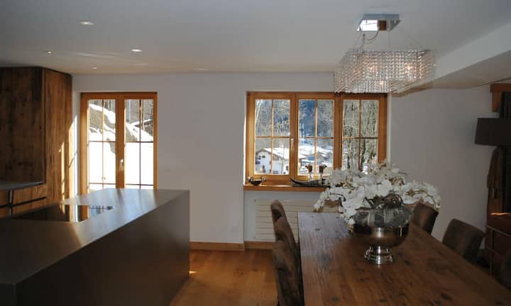 Ein grosser Küchenblock verbindet die offene Küche mit dem Esszimmer.