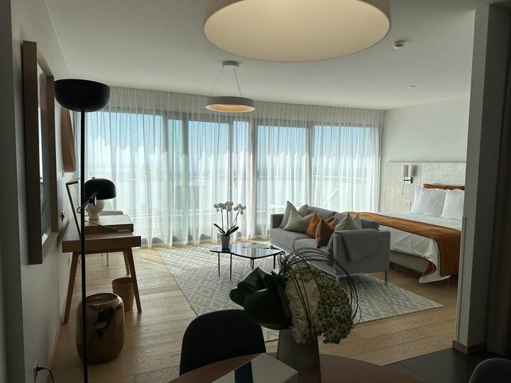 Das Klinik-Interieur mit wissenschaftlichem Anspruch erinnert eher an ein Wellness-Hotel.