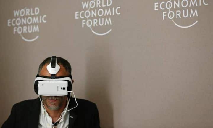 Ein WEF-Besucher schaut mit Samsungs Headset Gear VR einen 3D-Film.Bloomberg