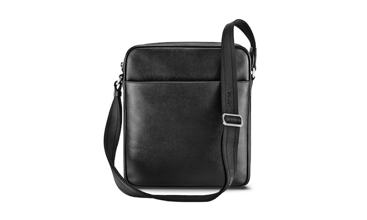 Passend: MCM Diese Schultertasche aus Rindsleder hat genau die richtige Grösse für wichtige Männer-Accessoires wie Brieftasche, Mobiltelefon, Agenda und Regenschirm.  Ein Aussenfach ist vorhanden. Innerhalb gibt es ein Fach mit Reissverschluss für Wertsachen. Preis 660 Franken