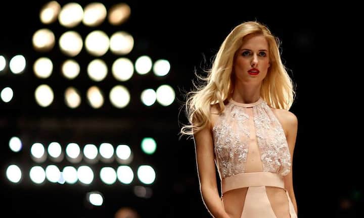 Istanbul, Türkei (Oktober 2013): Die Kreation der türkischen Modedesignerin Cengiz Abazoglu präsentiert sich im Scheinwerferlicht.