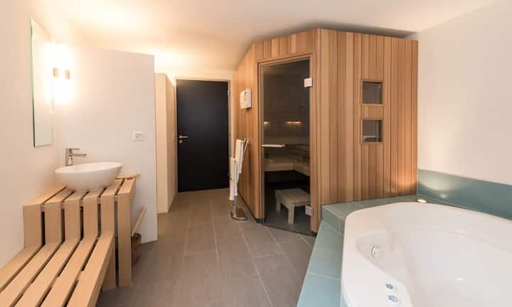 Von der privaten Sauna mit Whirlpool und Dusche gibt es einen direkten Ausgang in den Garten. Im Erdgeschoss gibt es eine sehr geschickt angelegte Einliegerwohnung. Sämtliche Zimmer liegen auf die Sonnenseite des Hauses mit Zutritt zum Garten und einem grossen Sitzplatz.