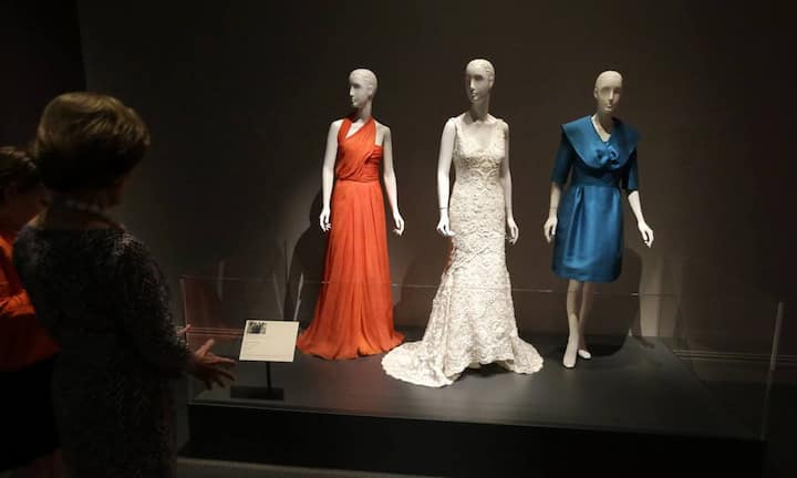 De la Renta hatte seit mehr als 40 Jahren unter seinem Namen Mode entworfen und auch zahlreiche First Ladies der USA eingekleidet. Dazu gehörten auch Jackie Kennedy, Nancy Reagan, Hillary Clinton sowie Barbara und Laura Bush.