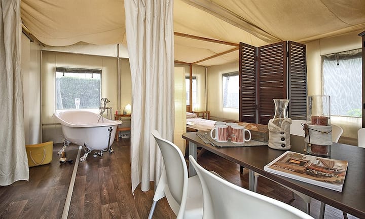 Der Trend kommt nicht von ungefähr. In der Schweiz sind die Logiernächte seit Jahren rückläufig. Mit den Glamping-Konzepten wollen die Campingplätze ein neues Gästesegment erschliessen, speziell natursuchende, urbane Menschen.